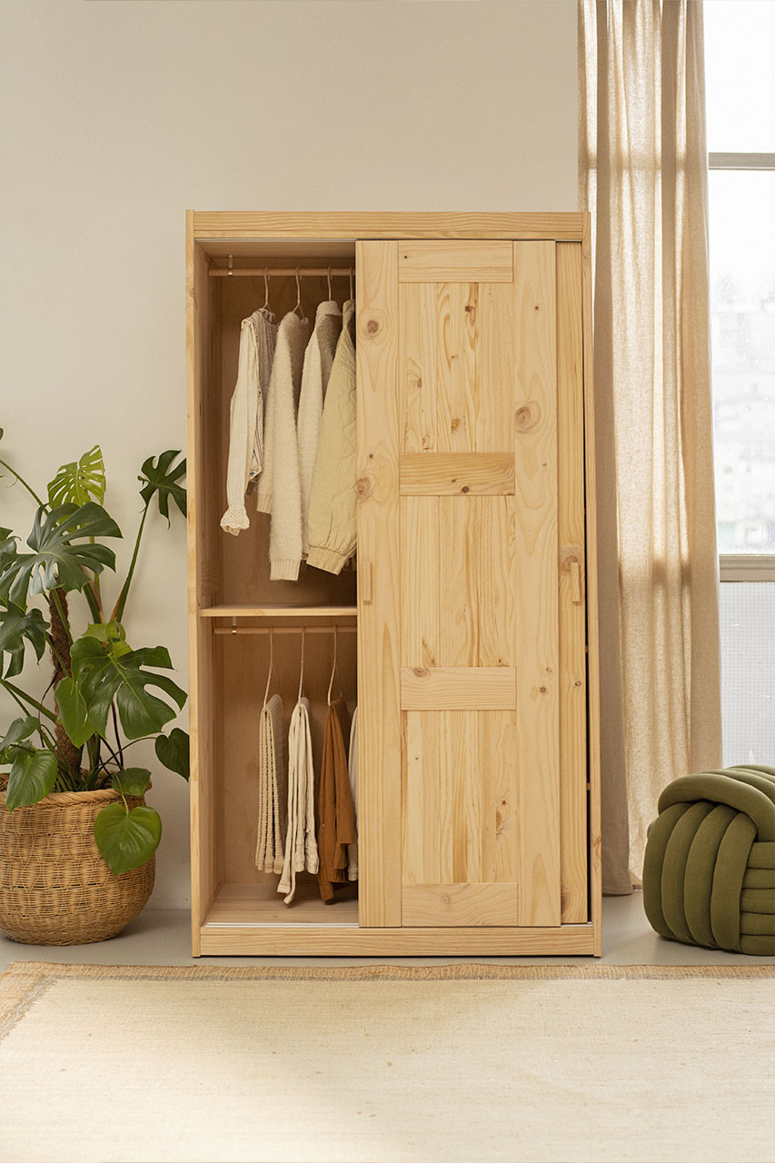 Imagen de ambiente 6 para:Armario de madera de pino con puertas correderas